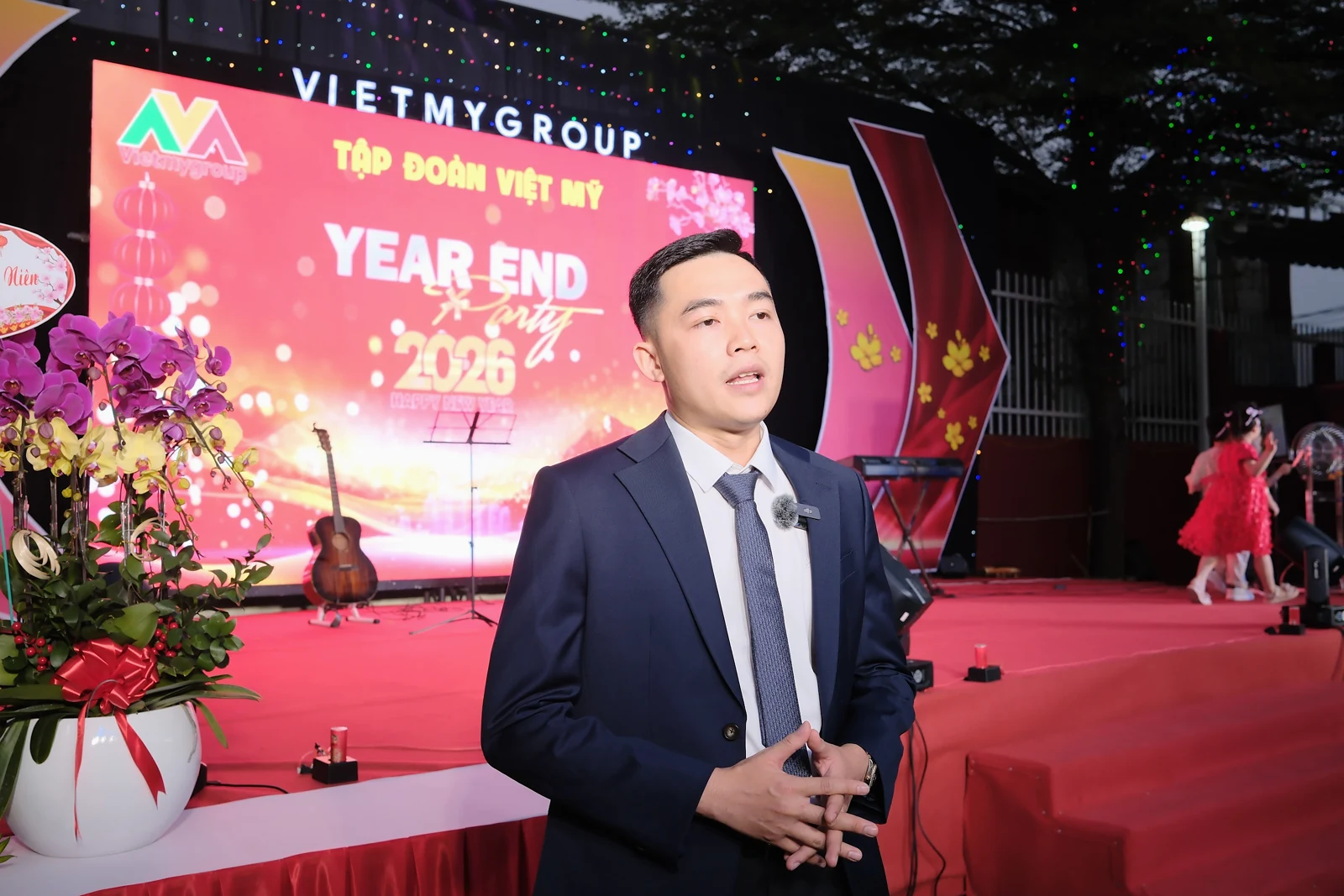 Nguyễn Bá Lục trong suit tại sự kiện của Việt Mỹ