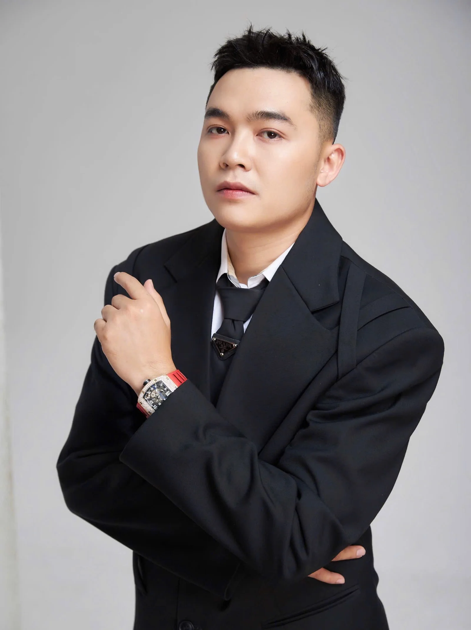 Chân dung studio Nguyễn Bá Lục trong bộ suit đen